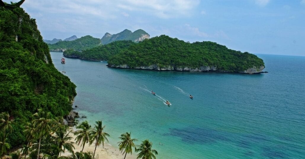 Draufsicht des blaugrünen Ozeans von Koh Samui, in Thailand.