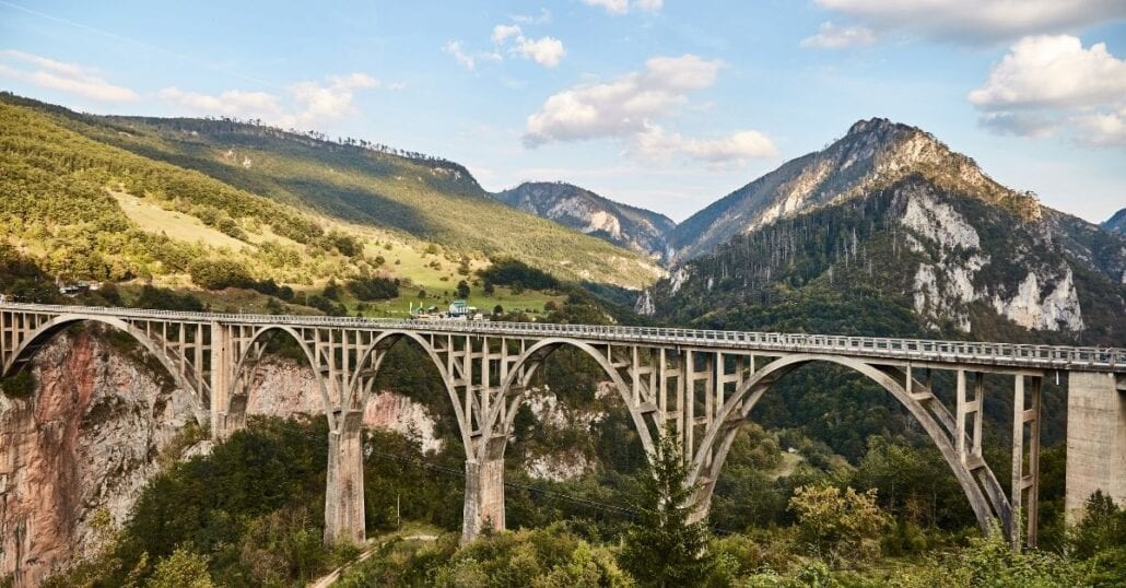 det bjergrige landskab i Kosovo.