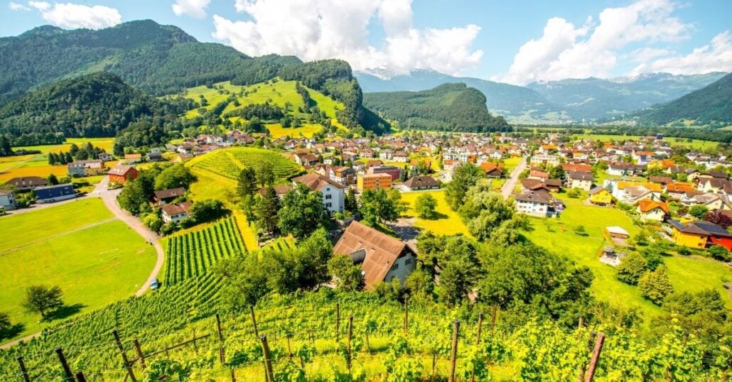 Veduta aerea delle case di Lichenstein circondate da verdi montagne.'s homes surrounded by green mountains.