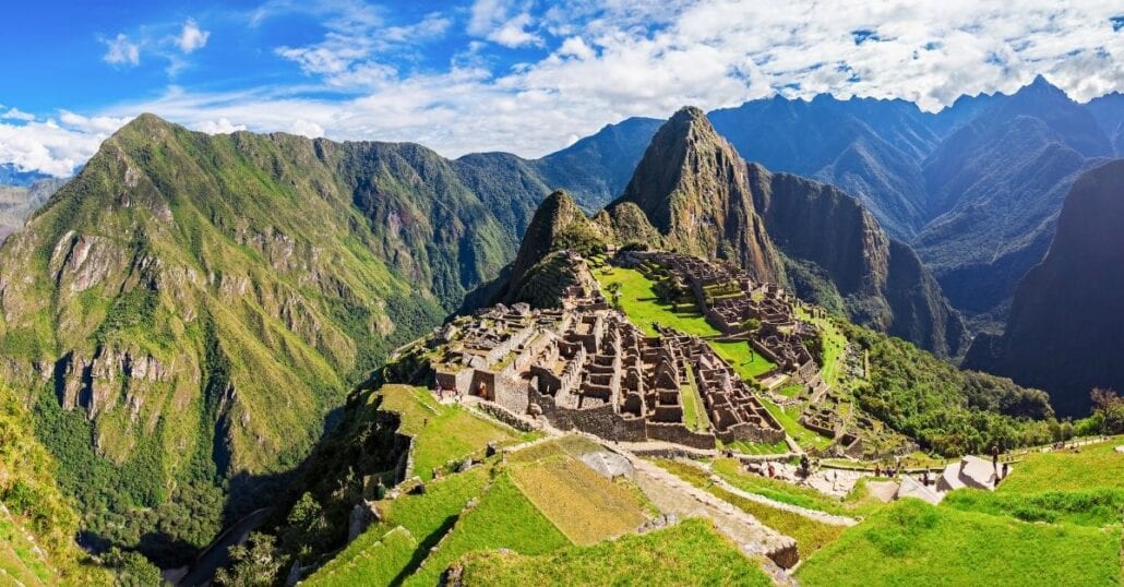 Luftaufnahme des Macchu Picchu an einem klaren Tag.