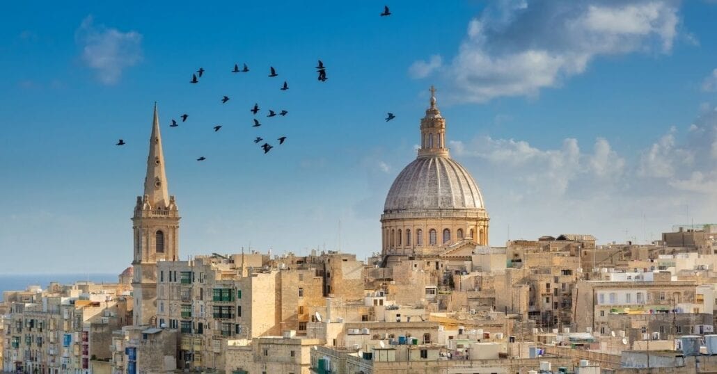 näkymä linnuista, jotka lentävät Maltan pääkaupungin Vallettan yllä kirkkaana päivänä.