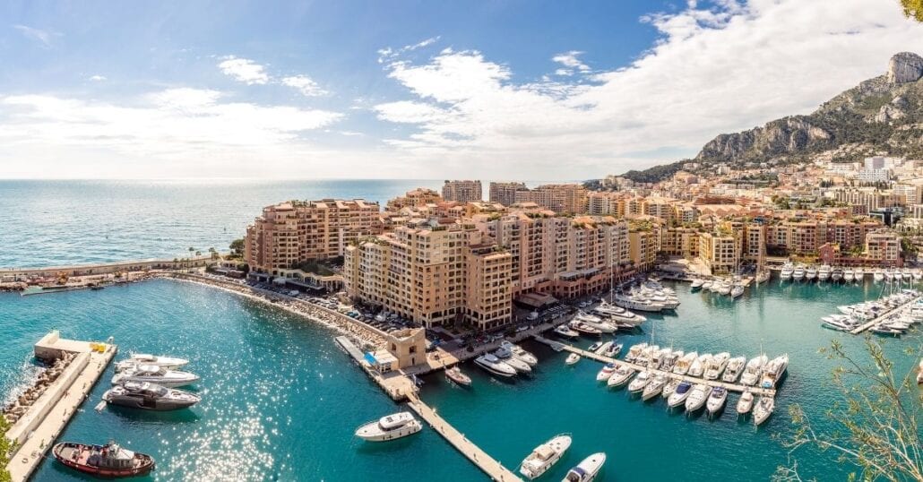 Flygfoto över byggnader vid havet i Monaco.