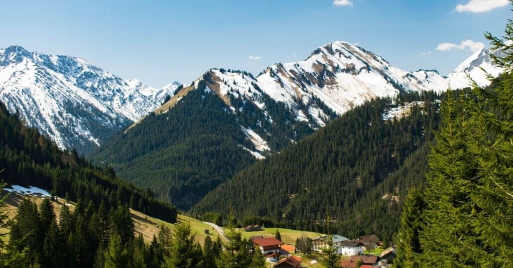 Die grün-schneebedeckten Schweizer Alpen.