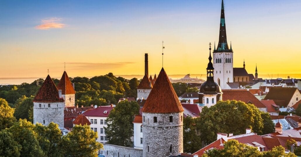 Historische Gebäude in Tallinn, Estland, während des Sonnenuntergangs.