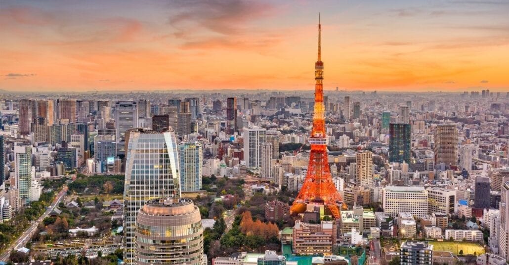 Tokios Skyline mit Hochhäusern und dem roten Tokyo Tower.