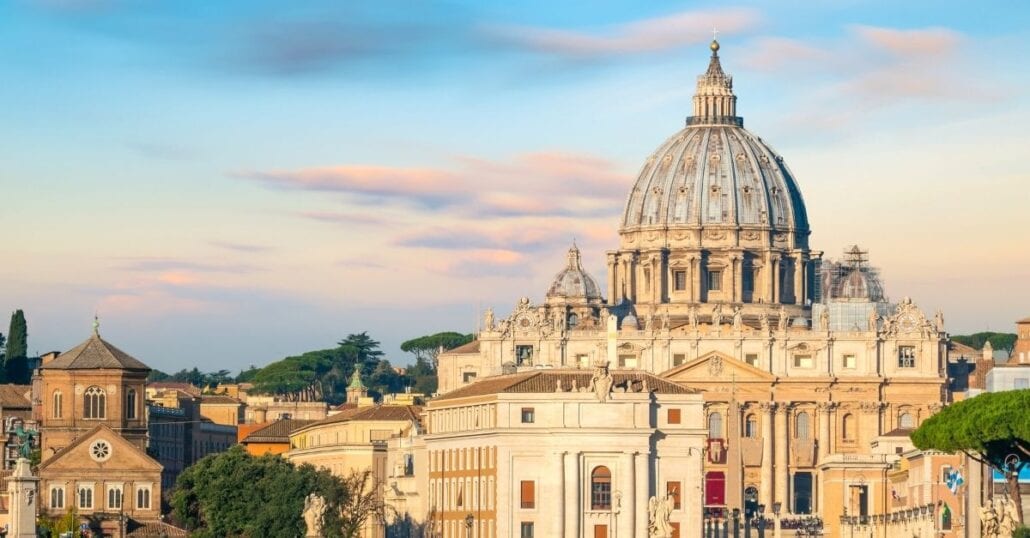 Vista dell'esterno della Cappella Sistina durante una giornata limpida.