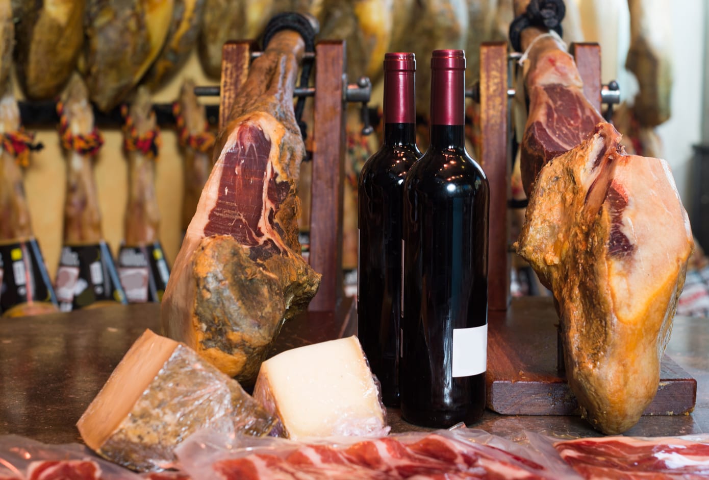 A display of jamón, cheese and wine.