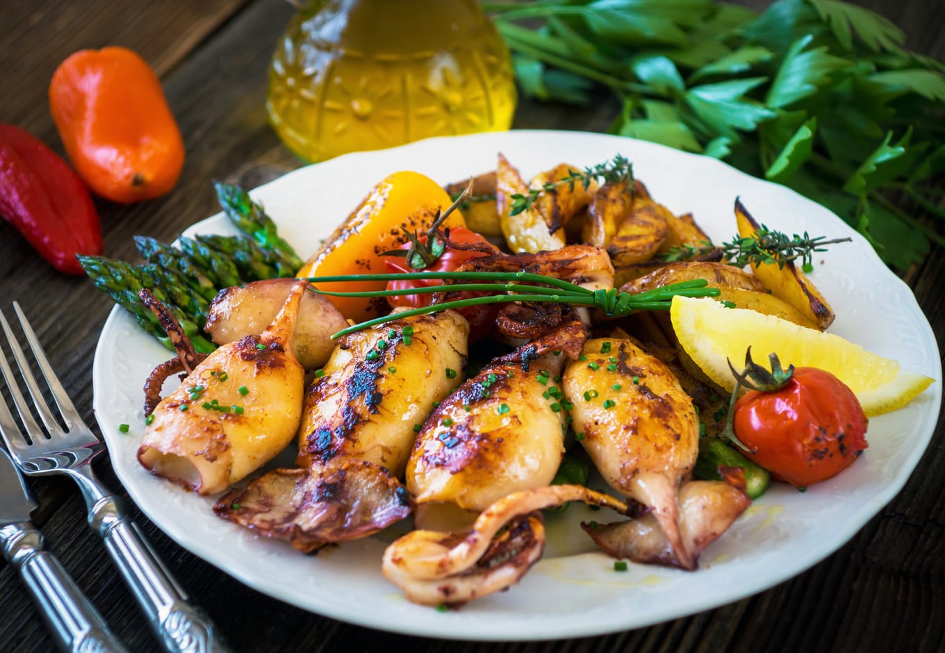 Grilled squid with espargus and potatoes.