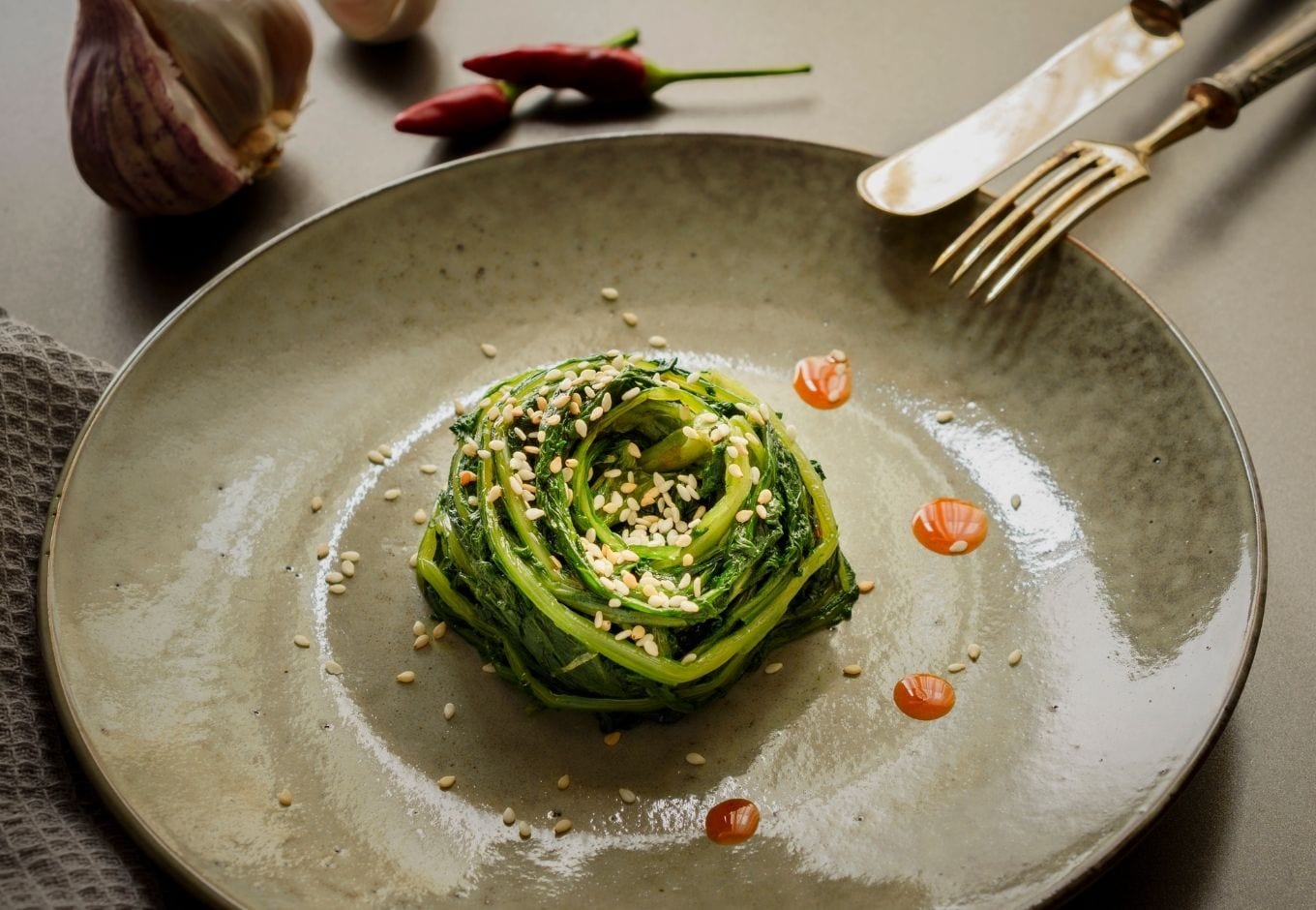 A vegan spaguetti made with vegetables and sesame seeds.