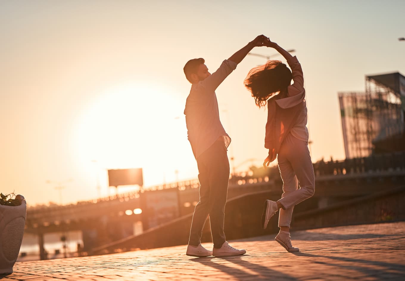 Dancing romance. Романтический танец. Влюбленные танцуют. Пара танцует. Танцы для влюбленных.