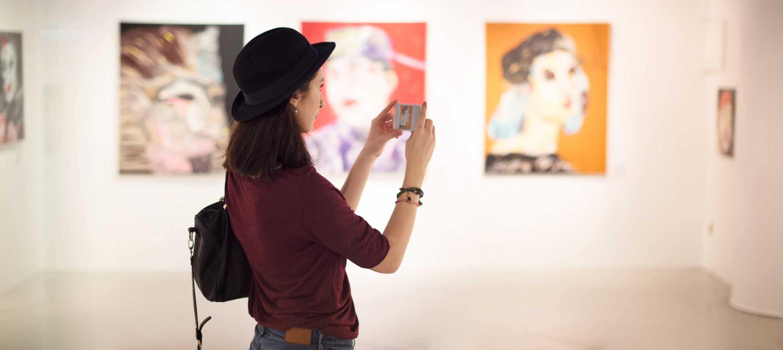 Young woman visiting art gallery.