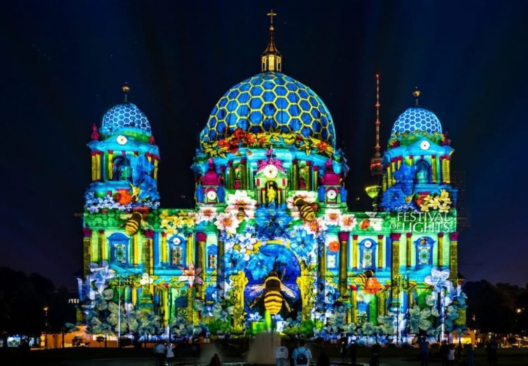Artistic lights shining on one of Berlin's monuments