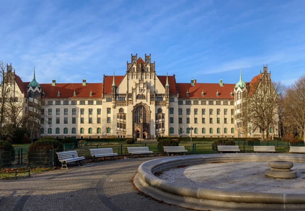 A massive white castle in Brunnenplatz