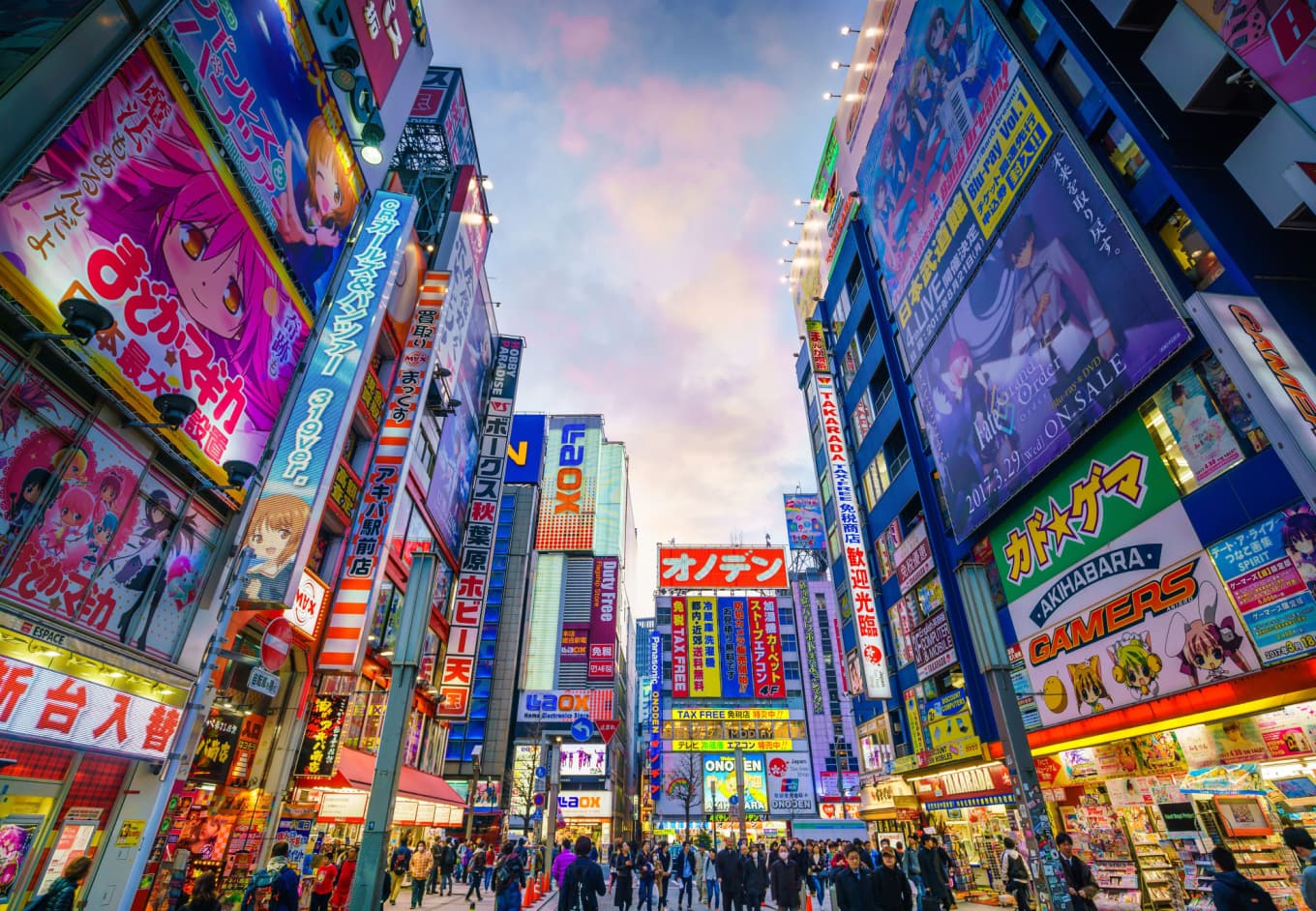 Japan , Tokyo City, Ginza district, Chuo Dori, Louis Vuitton Shop