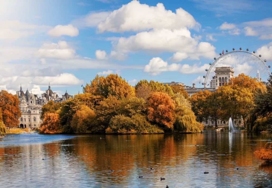 best-time-to-visit-london-st-james-park | CuddlyNest Travel Blog Best Time to Visit London - St. James Park covered in beautiful fall foliage, in London, UK.