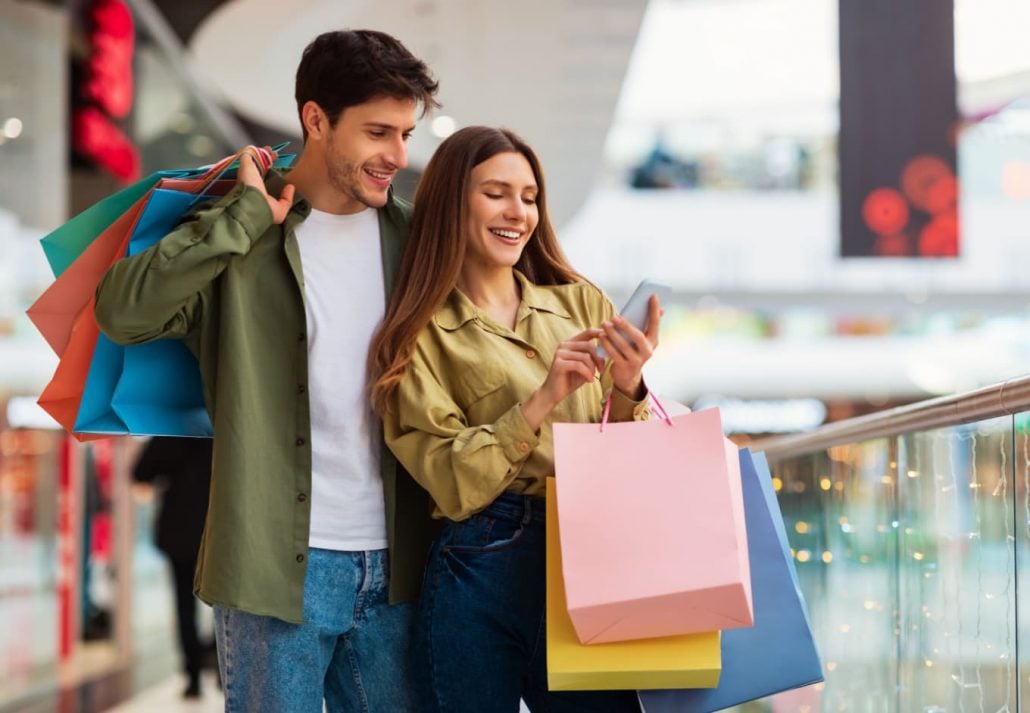 un couple faisant du shopping