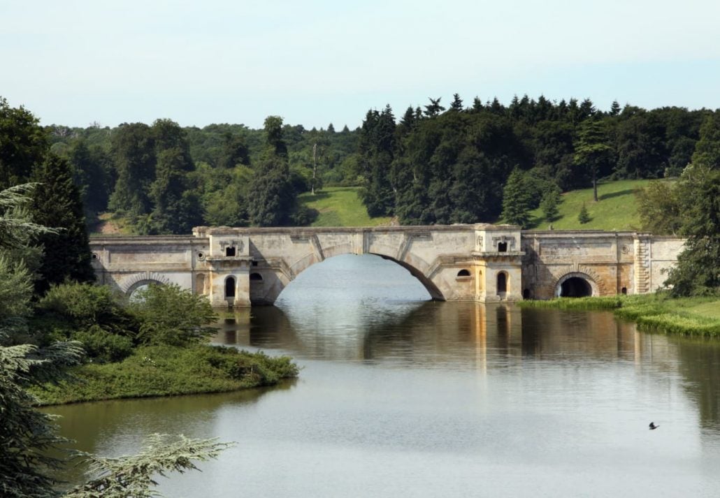a bridge over the water at Blenheim Palace