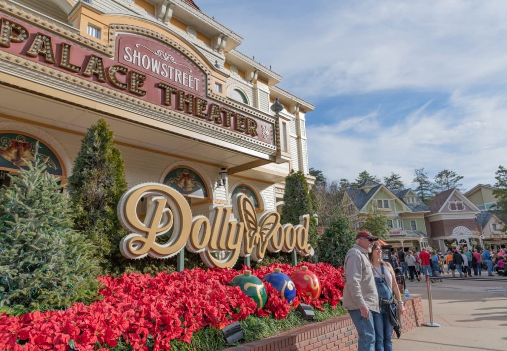 christmas-in-gatlinburg-guide-dollywood | CuddlyNest Travel Blog Dollywood