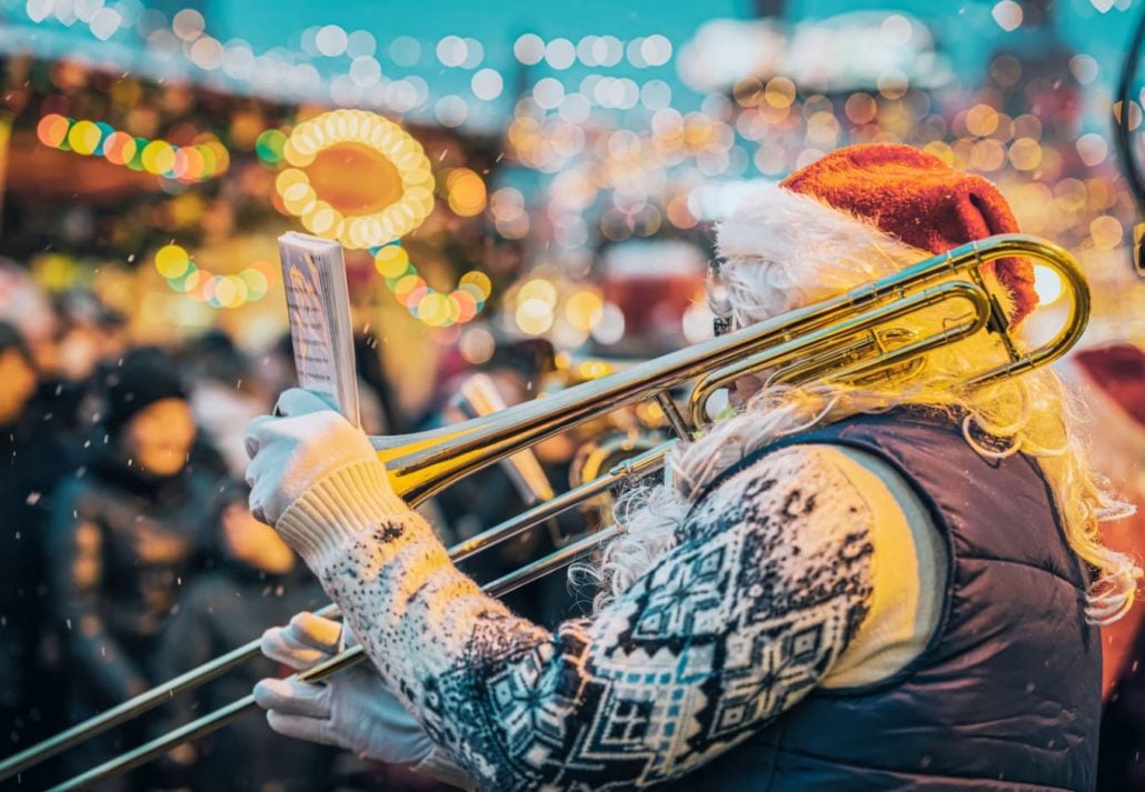 christmas-in-gatlinburg-guide-santa | CuddlyNest Travel Blog Santa Clause playing a trumpet