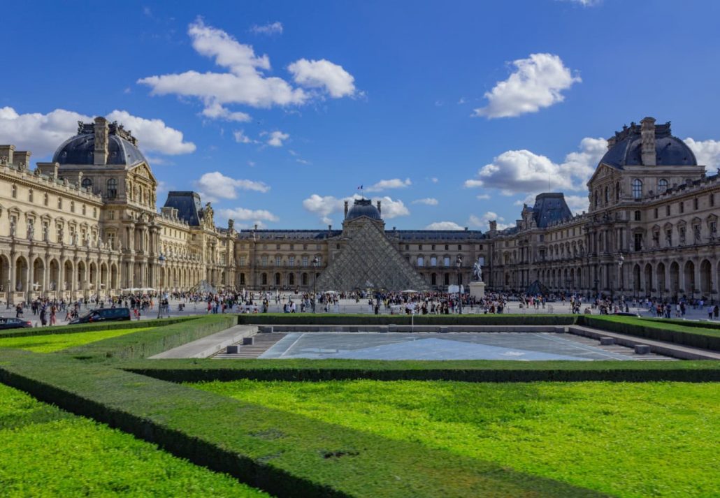 best-things-to-do-in-paris-louvre | CuddlyNest Travel Blog Louvre Museum