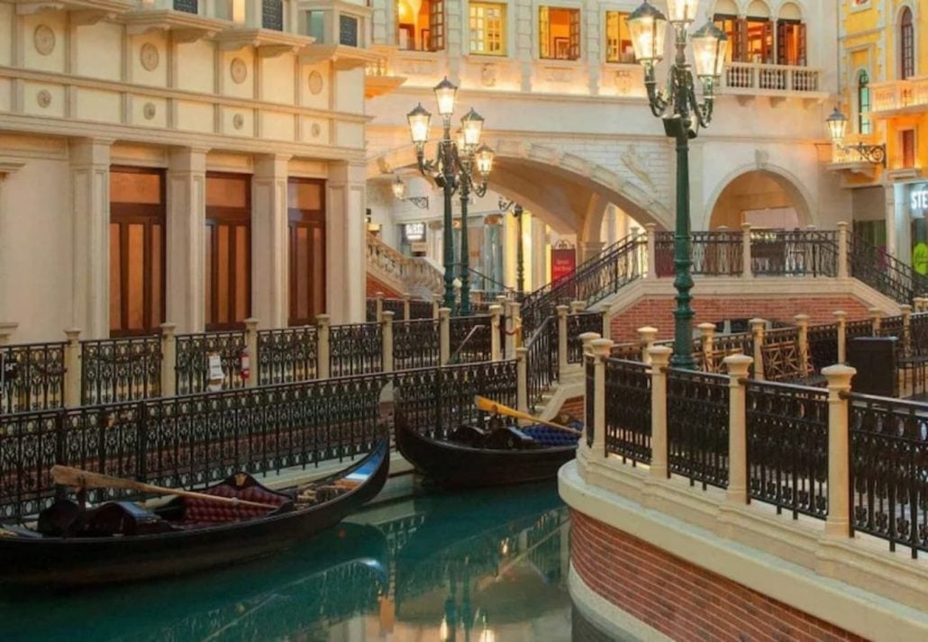 The Venetian Resort Las Vegas | CuddlyNest Travel Blog Unusual hotels around the world - The Venetian Resort Las Vegas