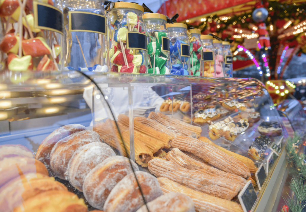 Gâteaux et gâteaux à la sucette sur le marché de Noël