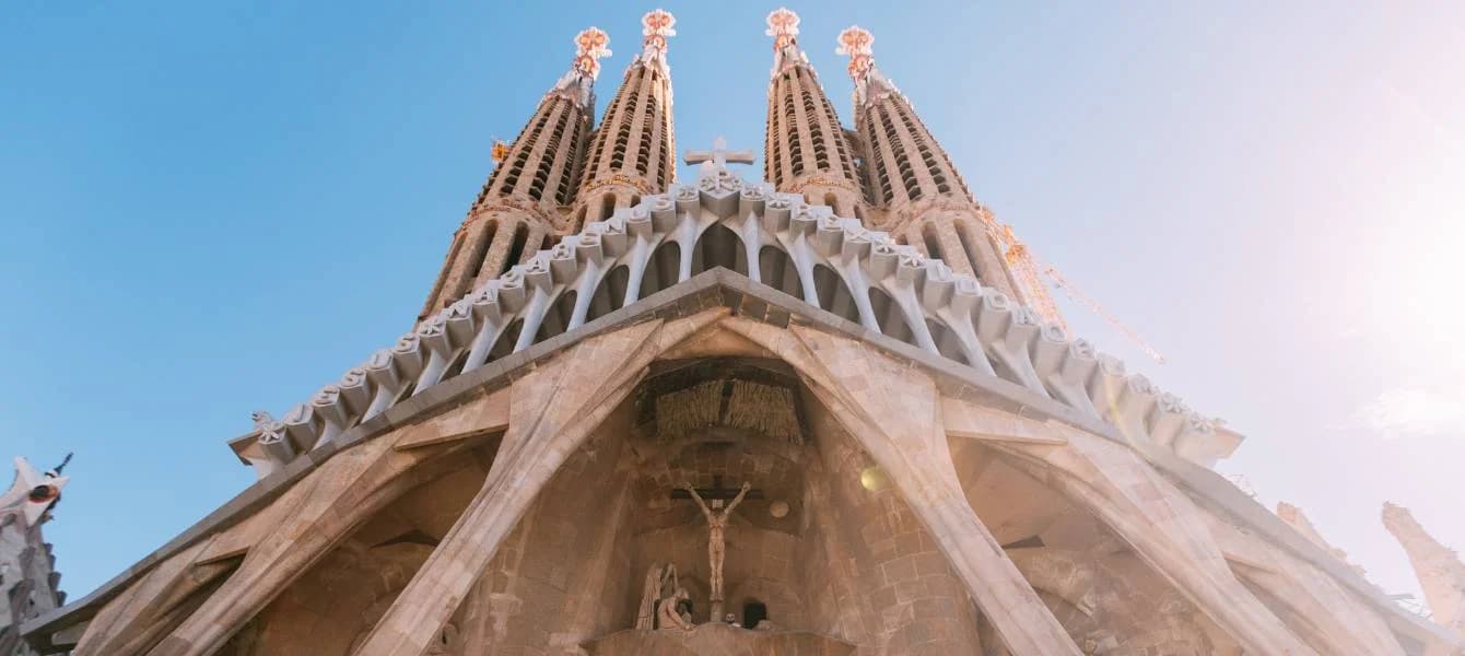 Barcelona Travel Guide: When To Go And What To Visit In The City